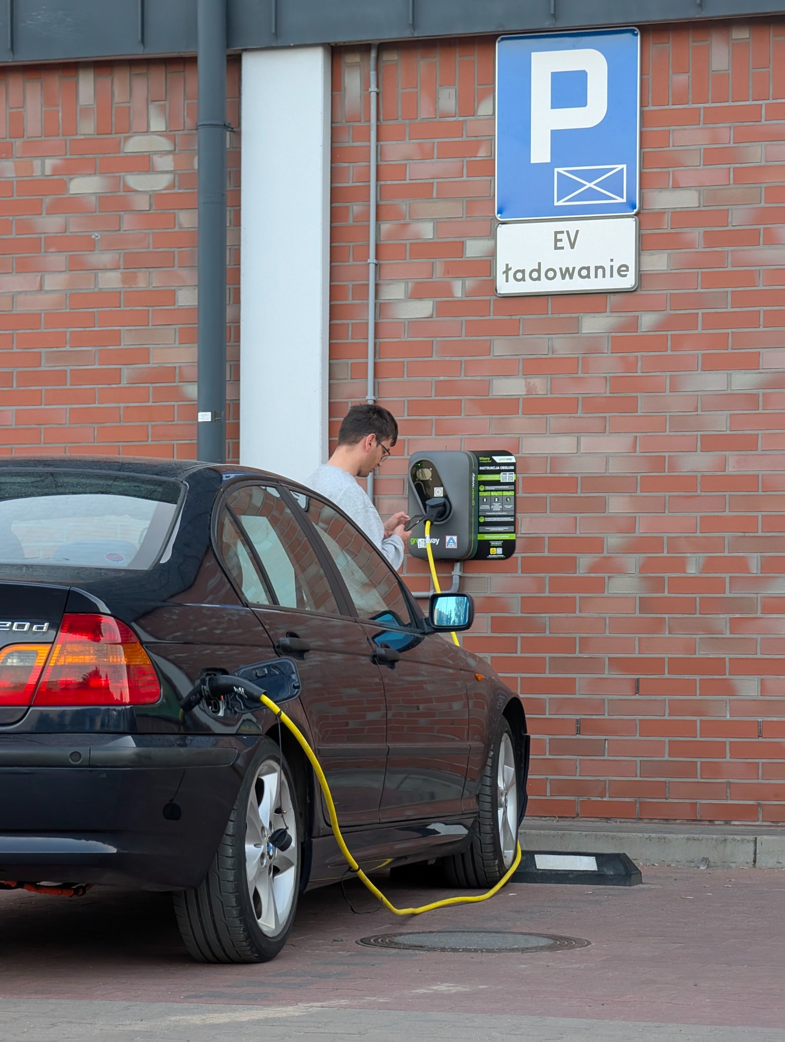 W pełni elektryczne BMW E46 podczas ładowania